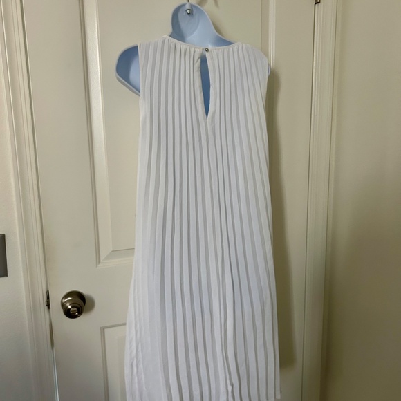 Banana Republic NWT Pleated White Dress -Size 8 - Picture 5 of 6